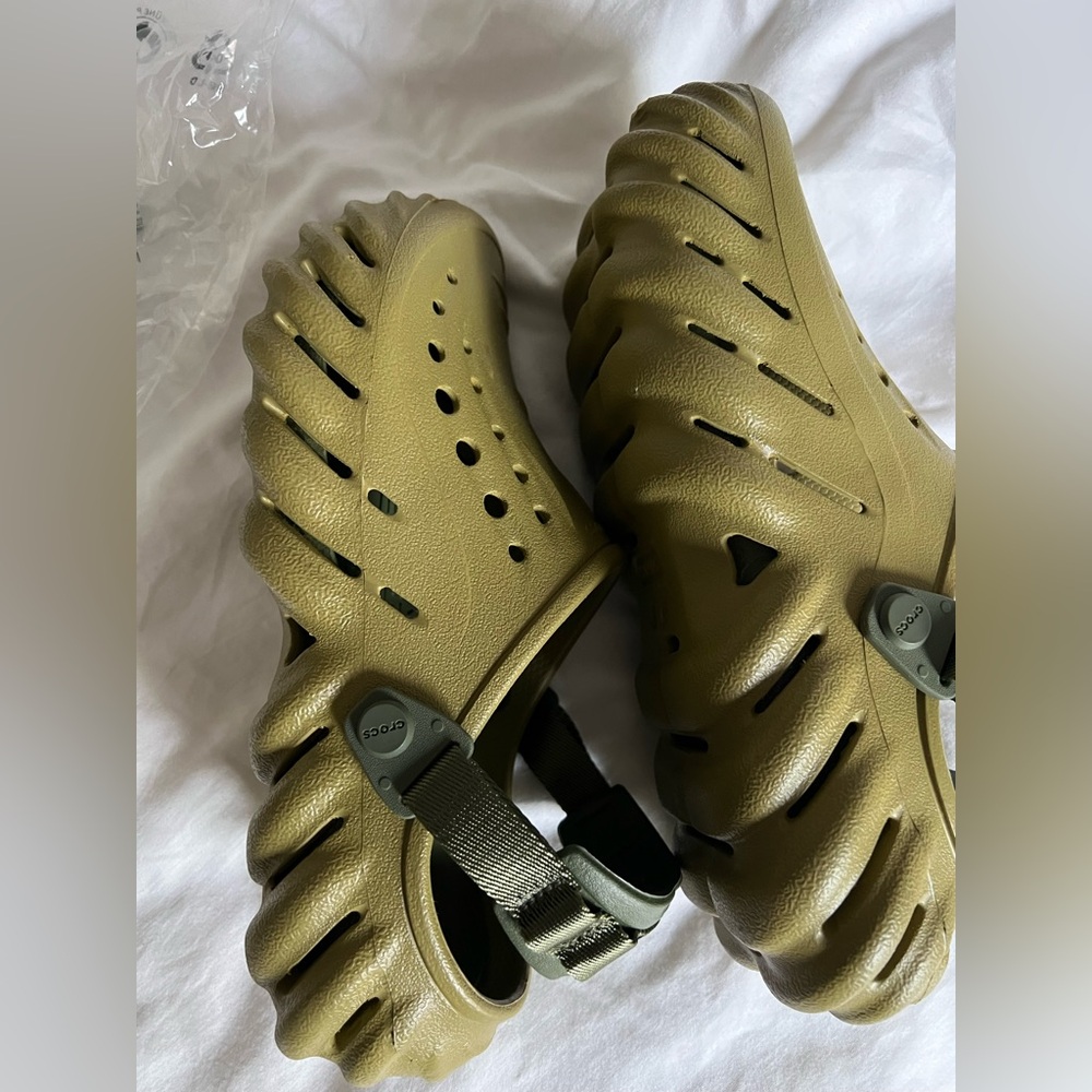 Green crocs -ECHO CLOG  color:ALOE size:mens 6-women’s 8